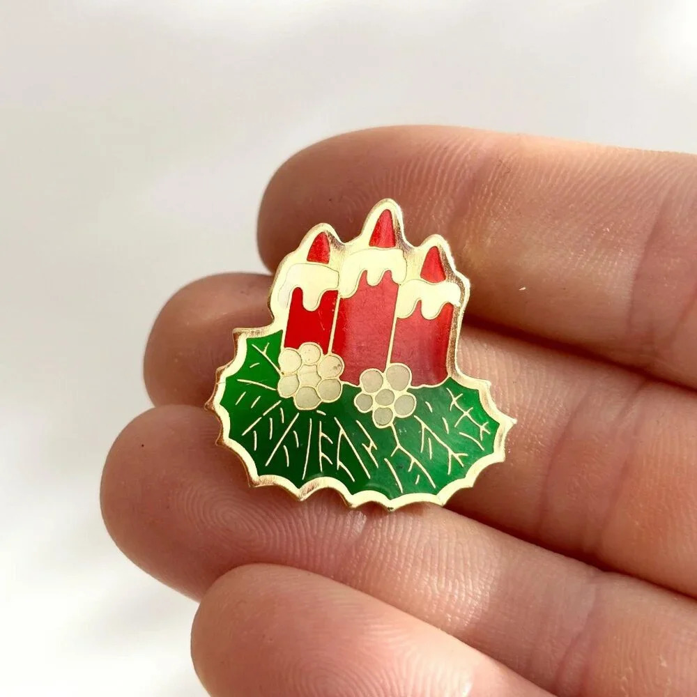 Gold Toned Triple Holiday Candle w/ Mistletoe Vintage Christmas Brooch Lapel Pin